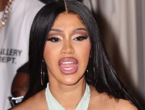 Cardi B愤怒地回击了她在怀孕期间“漂白皮肤”的说法